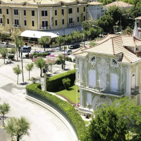 Szálloda Nouvel Des Bains Pesaro